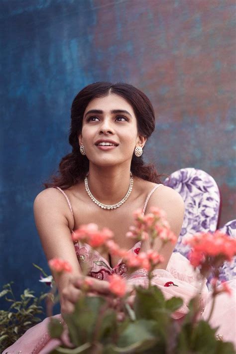 Gorgeous Alert! Hebah Patel flaunts her incredible .